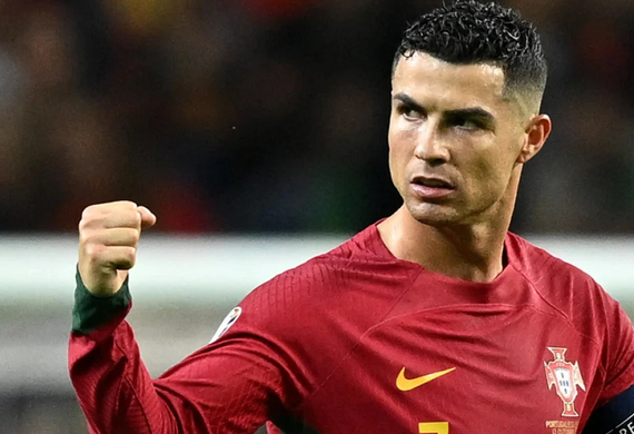 Ronaldo tiến gần kỷ lục ghi bàn sau tuổi 30 của huyền thoại Arsenal
